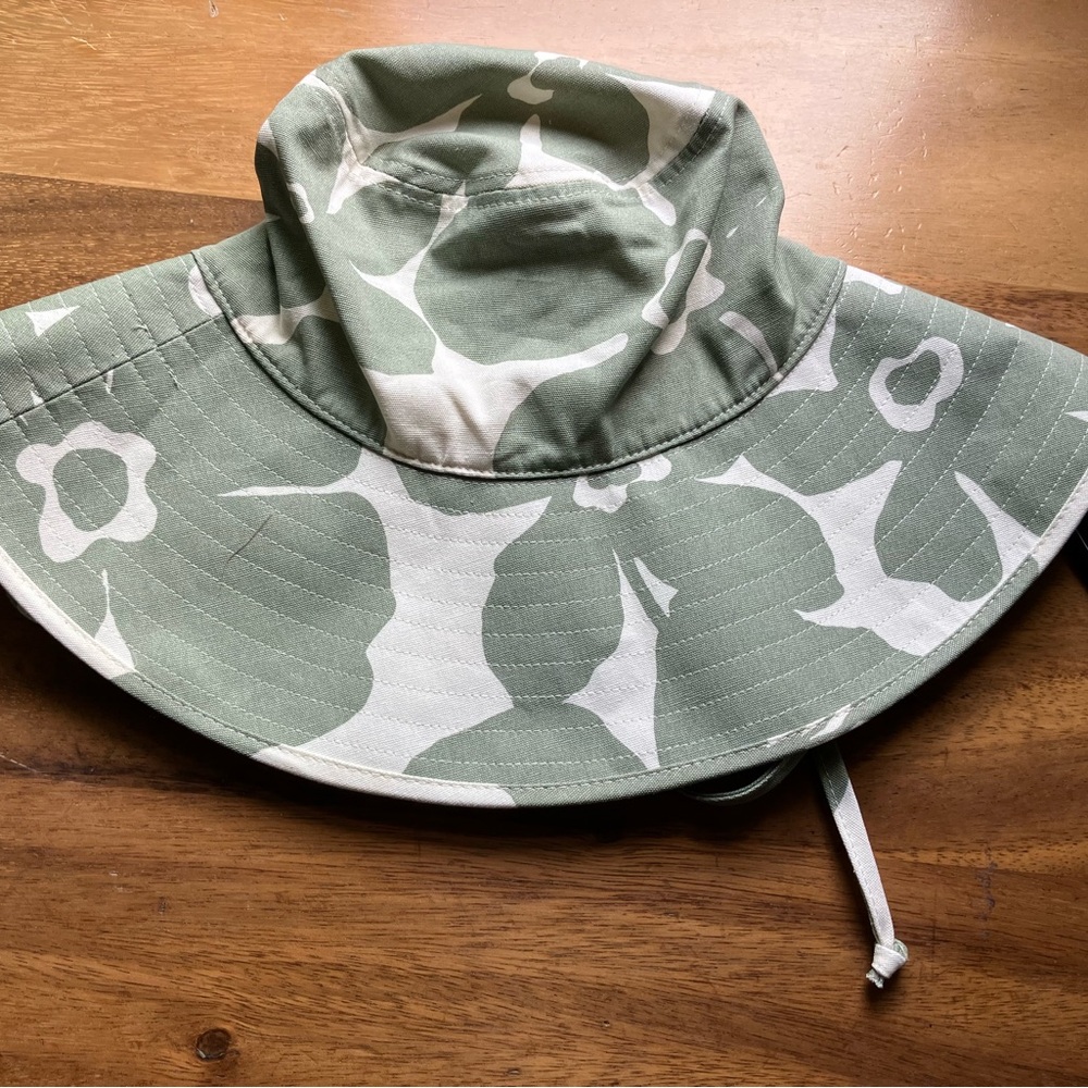 Volcom Coco HO Wide Brim Bucket Hat
White and Green Flowers